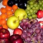 Ein Teller voll mit bunten Obst und Gemüse