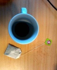 Eine Tasse Kaffee und ein Teebeutel 
