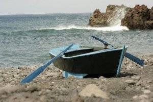 Ein Boot auf dem Strand mit Meeresblick 