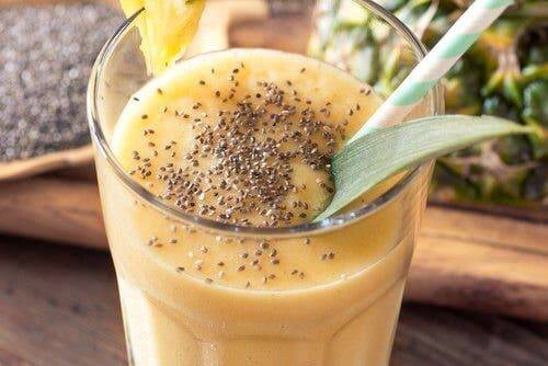 Smoothie avec des graines d’ananas et de chia pour perdre du poids